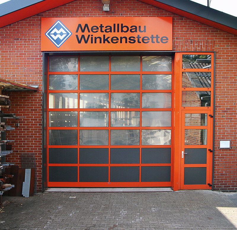 Wintec Tor-Systeme e.k - Nickelstraße 49 33378 Rheda-Wiedenbrück | Alu-Rohrrahmentor einer Halle von außen